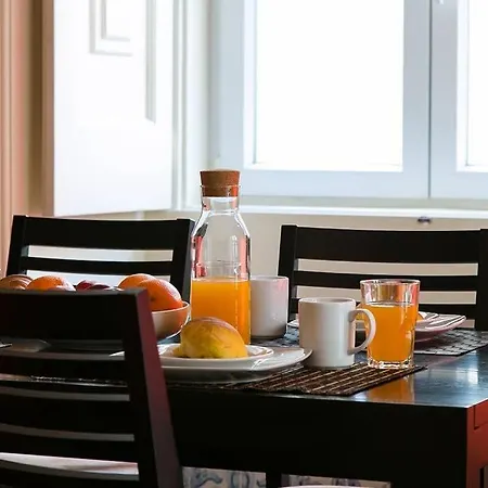 Guestready - Sleek Flat Near Santa Justa Lift * Lisbona